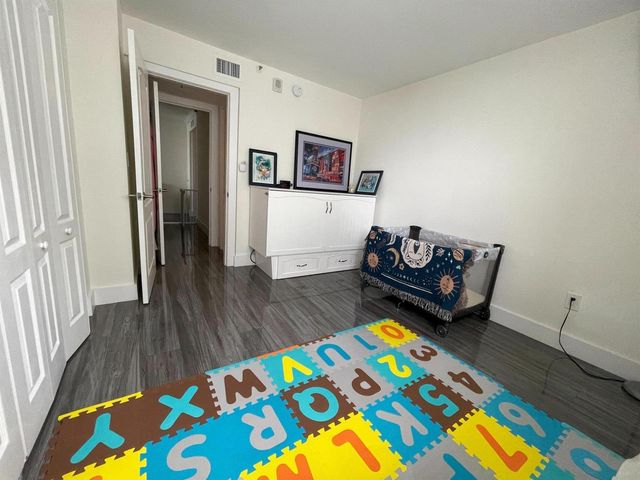 2457 Collins Avenue 504, Miami Beach, FL 33140