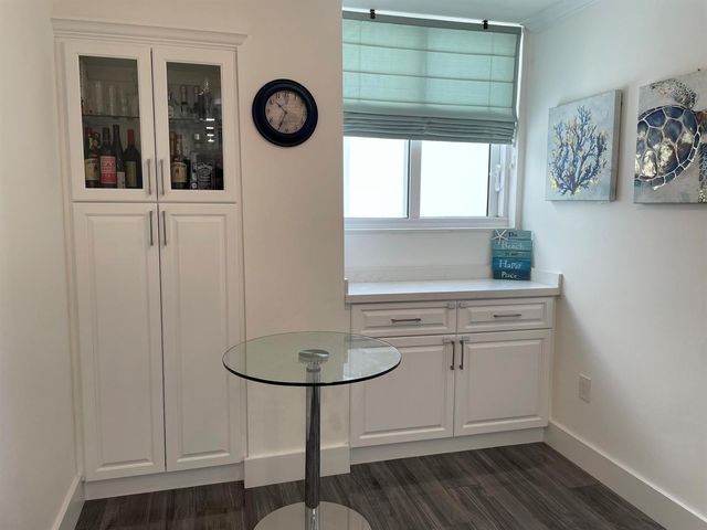 2457 Collins Avenue 504, Miami Beach, FL 33140