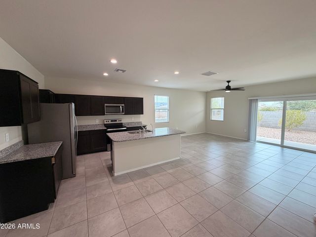 18609 W BRONCO Trail, Wittmann, AZ 85361
