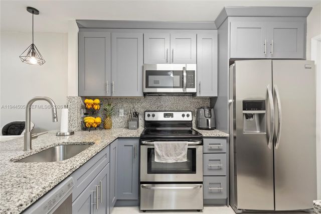 400 SE 10th St 103, Deerfield Beach, FL 33441