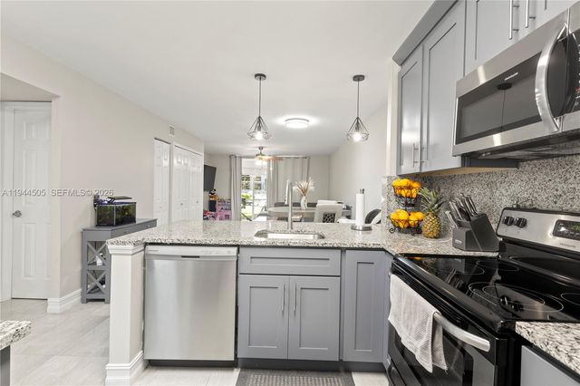 400 SE 10th St 103, Deerfield Beach, FL 33441