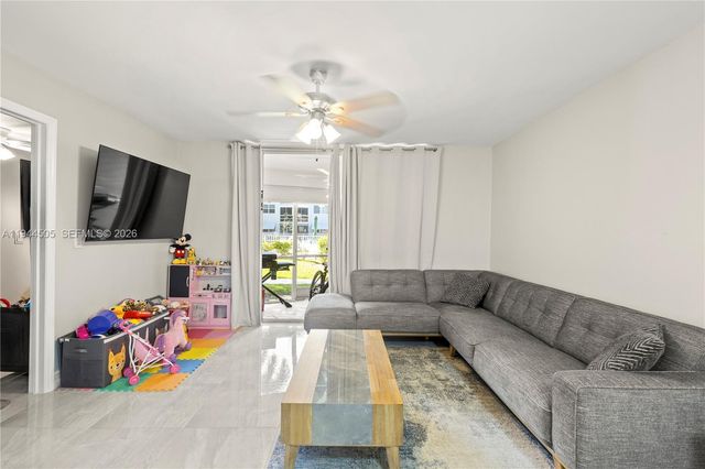 400 SE 10th St 103, Deerfield Beach, FL 33441