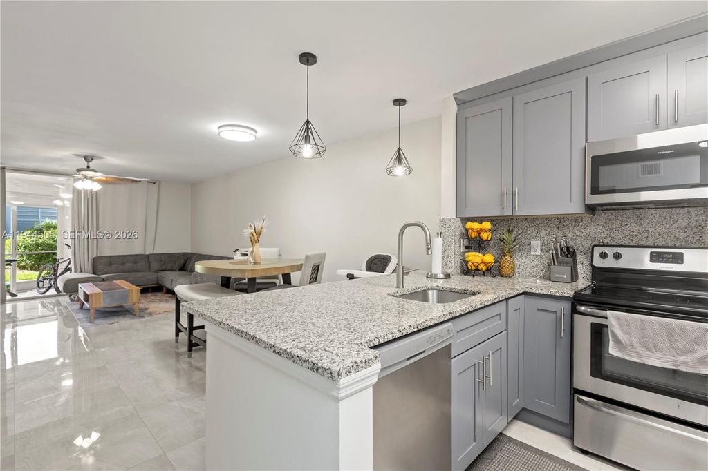 400 SE 10th St 103, Deerfield Beach, FL 33441