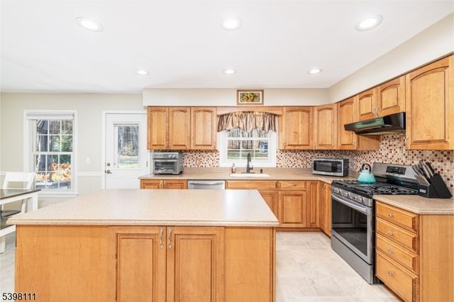 18 Dean Rd, Mendham Boro, NJ 07945