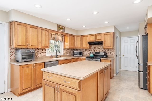 18 Dean Rd, Mendham Boro, NJ 07945