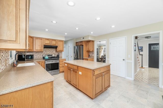 18 Dean Rd, Mendham Boro, NJ 07945