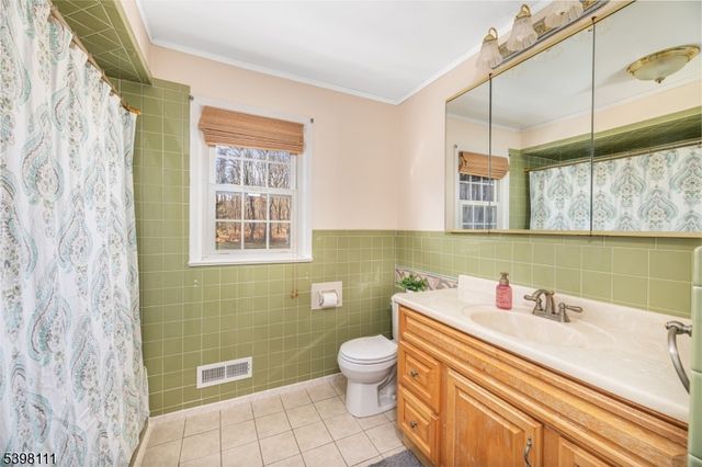 18 Dean Rd, Mendham Boro, NJ 07945