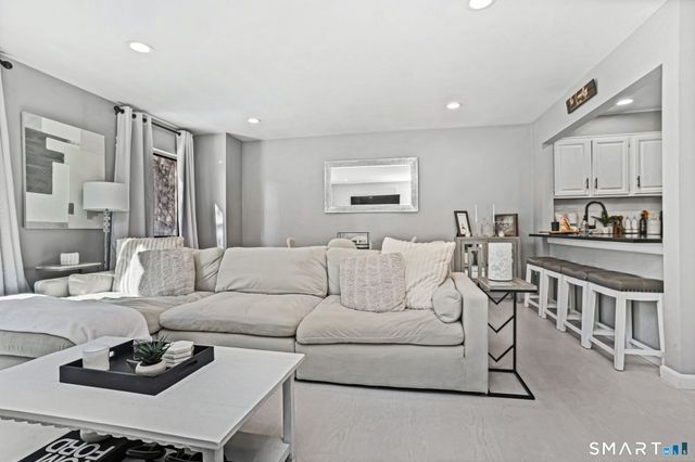 697 Cove Road APT 1B, Stamford, CT 06902