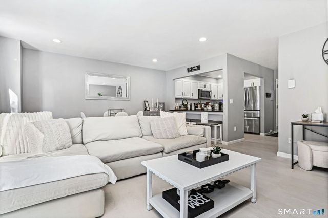 697 Cove Road APT 1B, Stamford, CT 06902