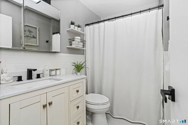 697 Cove Road APT 1B, Stamford, CT 06902