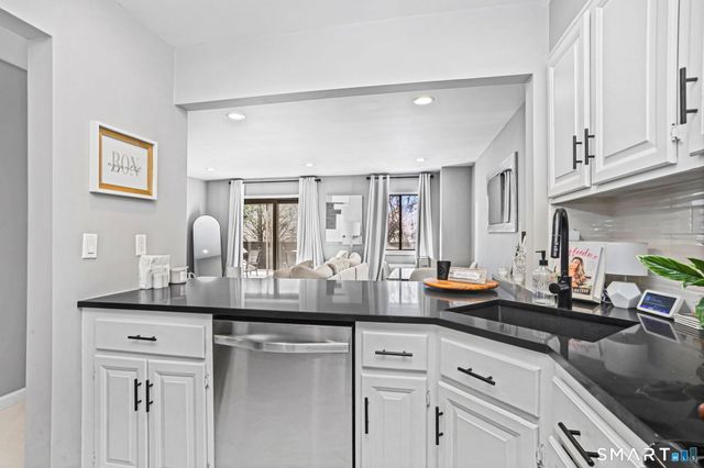 697 Cove Road APT 1B, Stamford, CT 06902