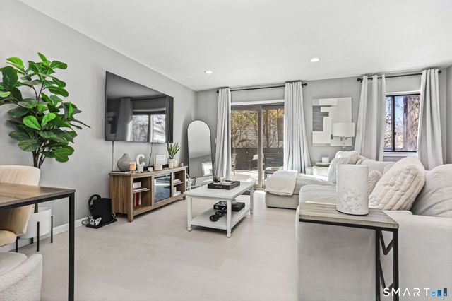 697 Cove Road APT 1B, Stamford, CT 06902