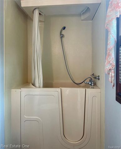 1910 Harwood Drive, Oxford, MI 48371