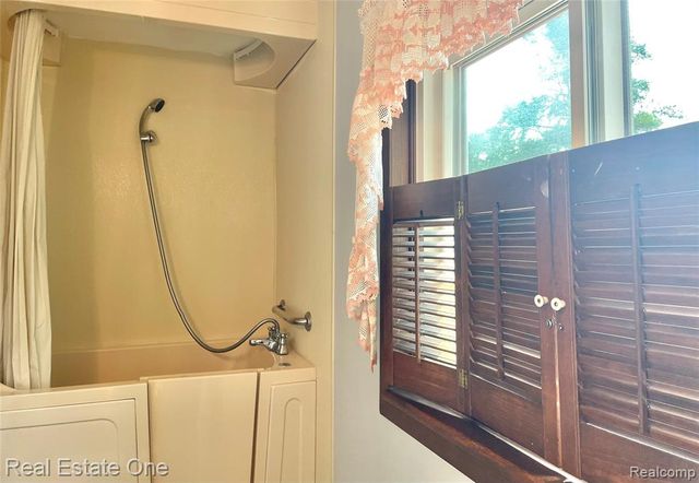 1910 Harwood Drive, Oxford, MI 48371
