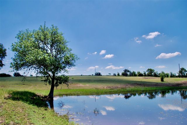 3703 Muehr Road, Weimar, TX 78962