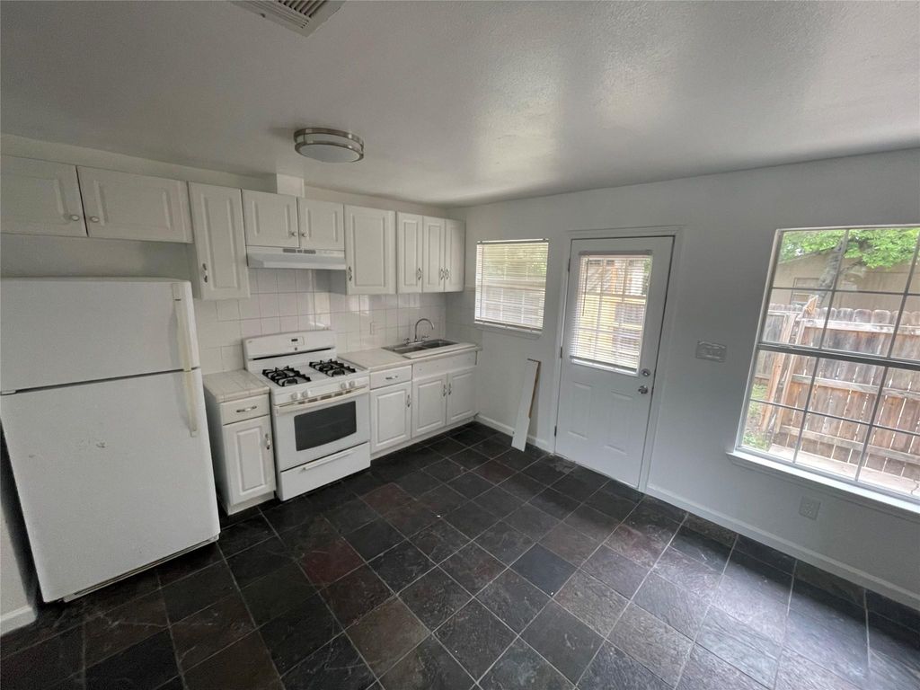 2808 Lyons RD A, Austin, TX 78702