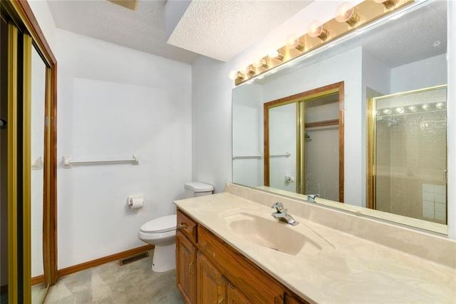 2121 NE Concord Street, Lee's Summit, MO 64086