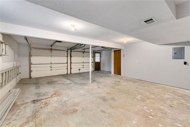 2121 NE Concord Street, Lee's Summit, MO 64086