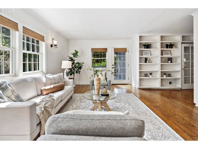 2348 SUMMIT Dr, Lake Oswego, OR 97034