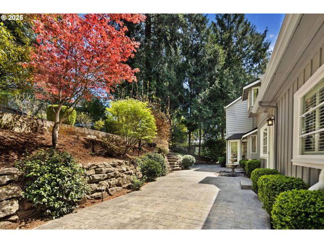 2348 SUMMIT Dr, Lake Oswego, OR 97034