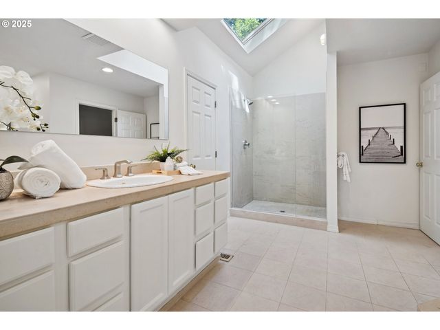 2348 SUMMIT Dr, Lake Oswego, OR 97034