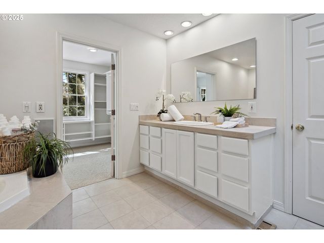2348 SUMMIT Dr, Lake Oswego, OR 97034