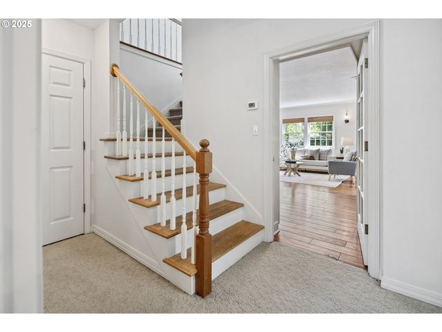 2348 SUMMIT Dr, Lake Oswego, OR 97034