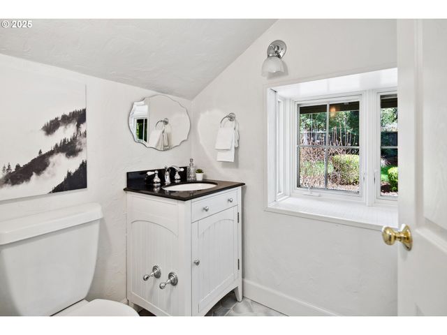 2348 SUMMIT Dr, Lake Oswego, OR 97034