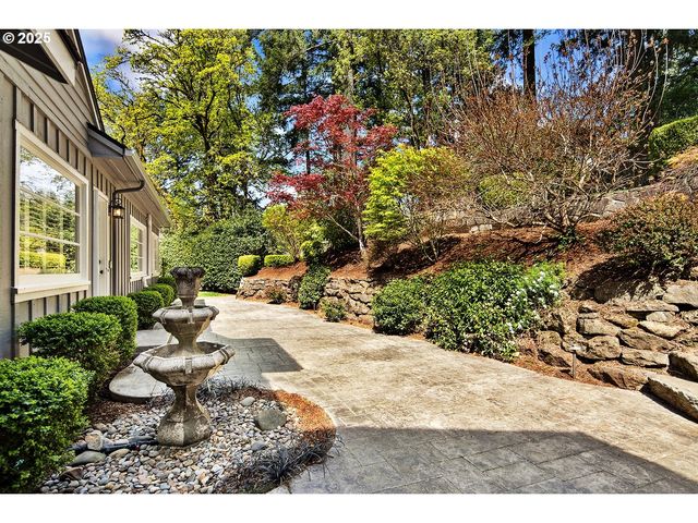 2348 SUMMIT Dr, Lake Oswego, OR 97034