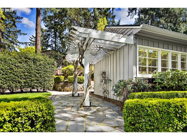 2348 SUMMIT Dr, Lake Oswego, OR 97034
