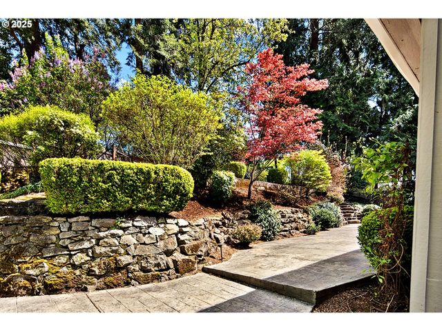 2348 SUMMIT Dr, Lake Oswego, OR 97034