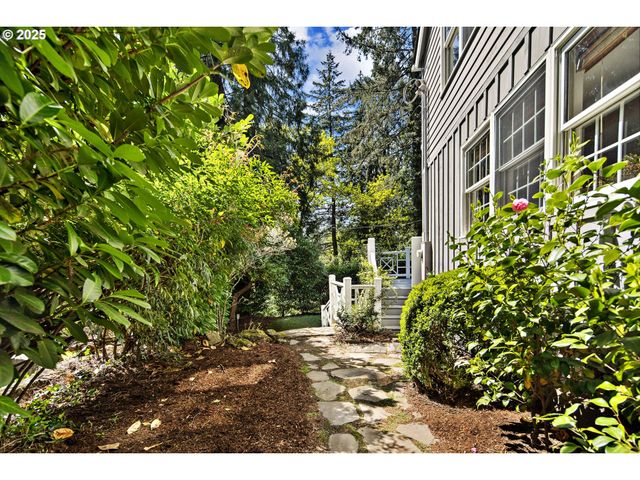 2348 SUMMIT Dr, Lake Oswego, OR 97034