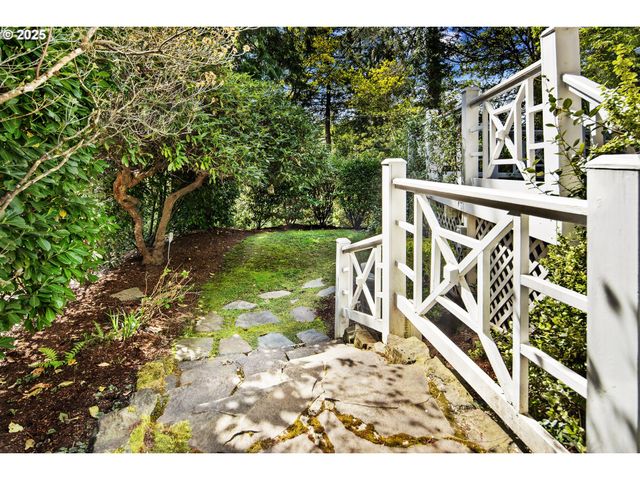 2348 SUMMIT Dr, Lake Oswego, OR 97034
