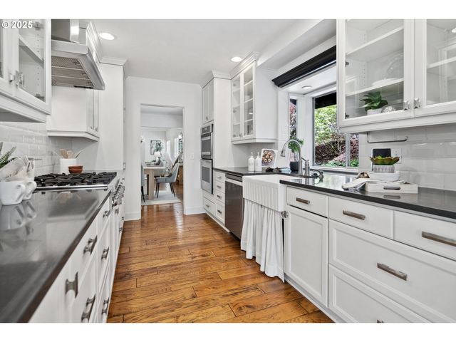 2348 SUMMIT Dr, Lake Oswego, OR 97034
