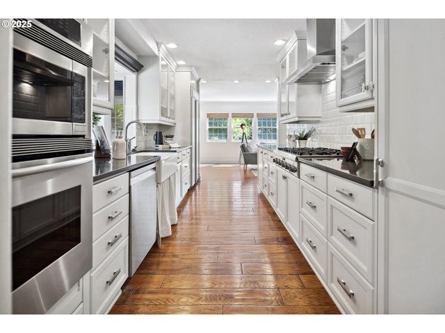 2348 SUMMIT Dr, Lake Oswego, OR 97034