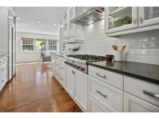 2348 SUMMIT Dr, Lake Oswego, OR 97034
