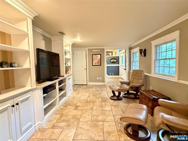 28 Sunrise Drive, Montvale, NJ 07645