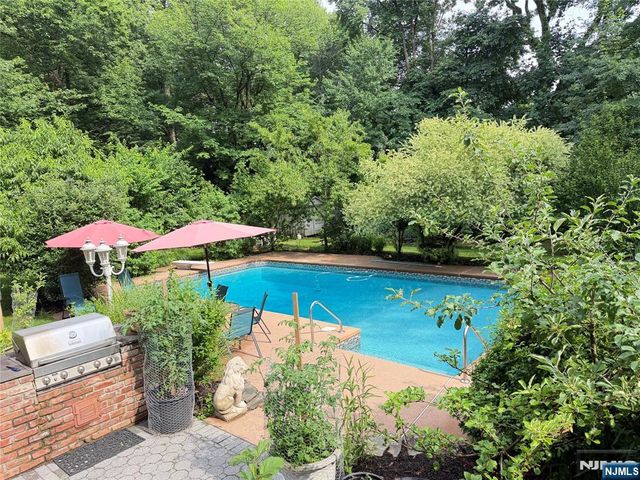 28 Sunrise Drive, Montvale, NJ 07645