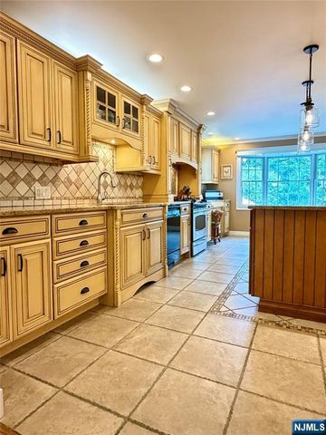 28 Sunrise Drive, Montvale, NJ 07645