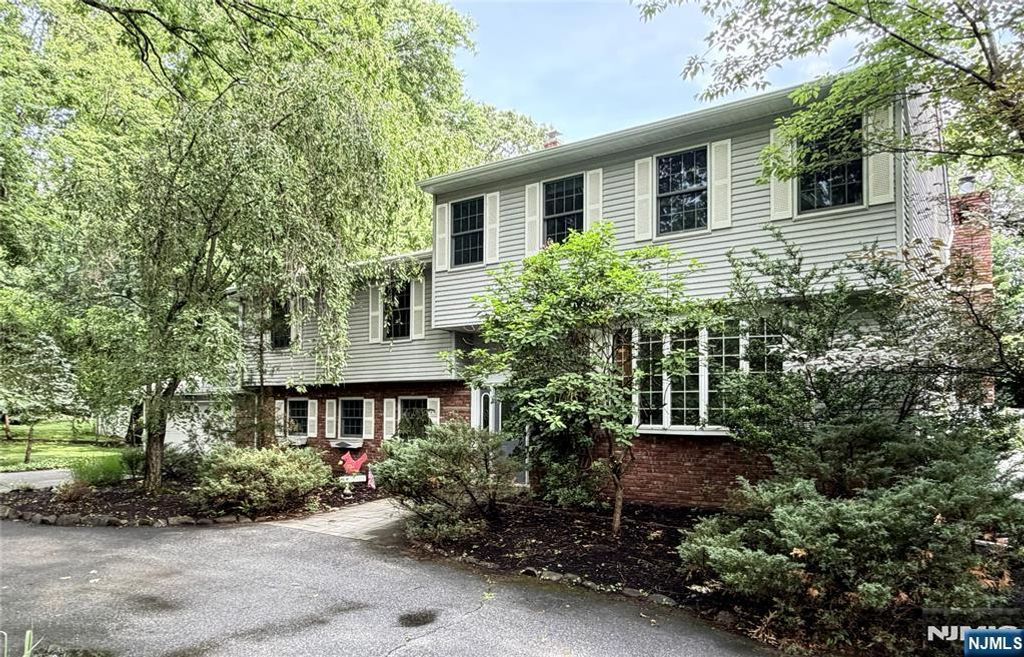 28 Sunrise Drive, Montvale, NJ 07645