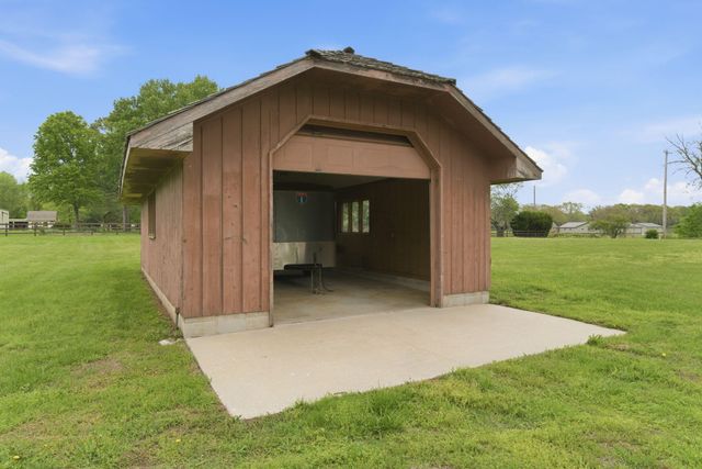 431 N Farm Road 205, Springfield, MO 65802