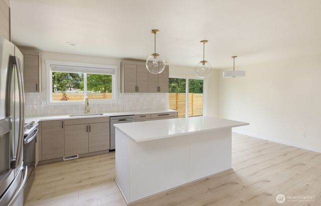 21927 SE 237th ST, Maple Valley, WA 98038