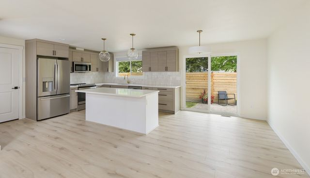 21927 SE 237th ST, Maple Valley, WA 98038
