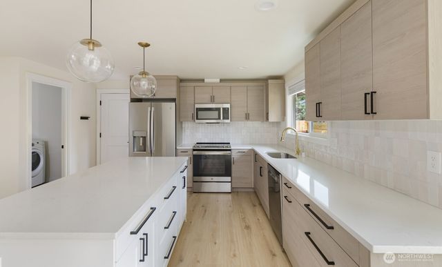 21927 SE 237th ST, Maple Valley, WA 98038