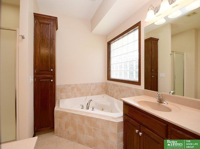 10418 Spyglass Drive, Omaha, NE 68136