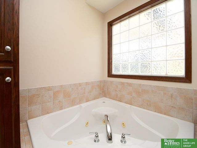 10418 Spyglass Drive, Omaha, NE 68136