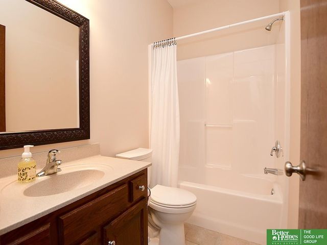 10418 Spyglass Drive, Omaha, NE 68136