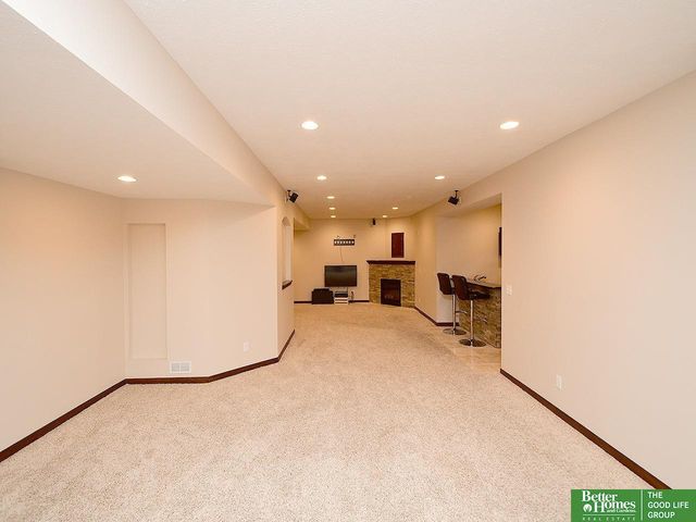 10418 Spyglass Drive, Omaha, NE 68136