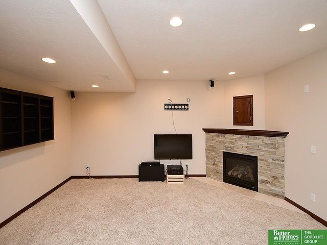 10418 Spyglass Drive, Omaha, NE 68136