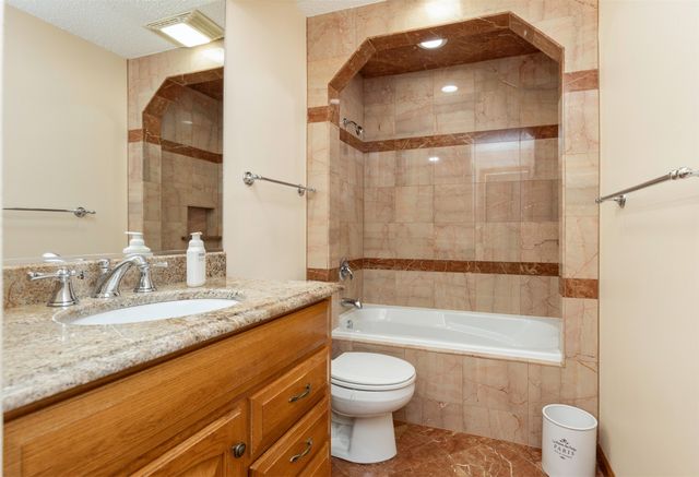 315 10th Avenue NW, Altoona, IA 50009